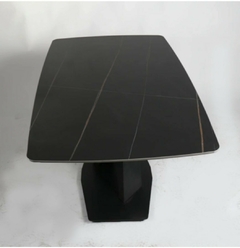 Mesa rectangular Albania de Neolith de 140 cm en color negro con detalles en blanco.