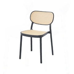 Silla Thonet de PVC apilable con estructura negra y asiento de mimbre.