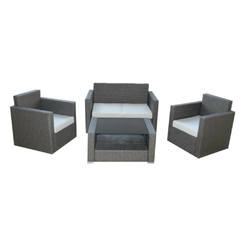 Set de muebles de exterior Livona, compuesto por dos sillones individuales y un sofá de dos plazas, con cojines blancos y estructura de ratán gris.