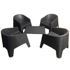 Set de jardín con mesa y cuatro sillones de exterior de color negro.