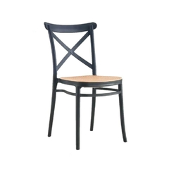 Silla Cross de PVC Rattán en color negro con asiento de ratán, diseño elegante y moderno.