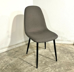 Silla New Eames tapizada en lino gris con patas negras.