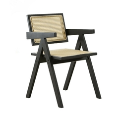 Sillón Jeanneret Negro con estructura de madera y respaldo de mimbre.