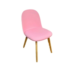 Silla Vita Nórdica de color rosa con patas de madera, diseño moderno y elegante.