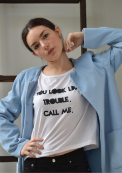 REMERA "YOU LOOK LIKE TROUBLE"