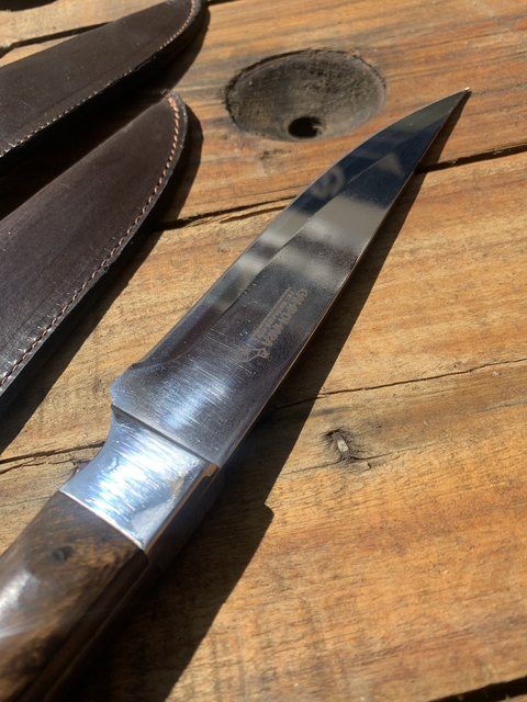 Cuchillo curvo de madera