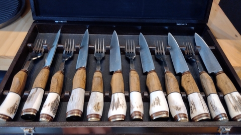 Caja de set de 6 (seis) cuchillos y tenedores combinados