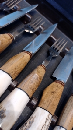 Caja de set de 6 (seis) cuchillos y tenedores combinados en internet