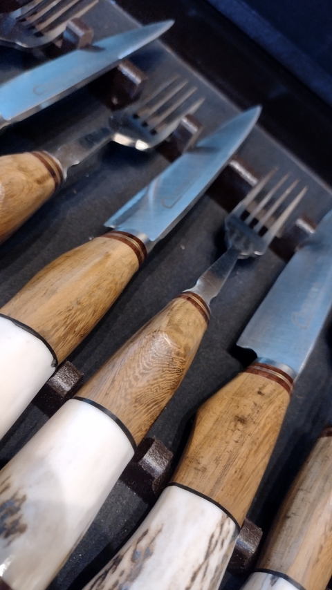 Caja de set de 6 (seis) cuchillos y tenedores combinados