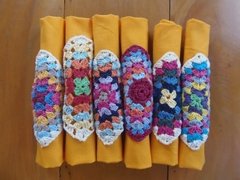 1 Guardanapo de linho Amarelo Ouro + 1 Porta guardanapo de crochet!! 2 peças ! - comprar online