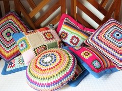 Almofada de Crochet Quadrada com flores 0,45 x 0,45 - Oficina da Roça