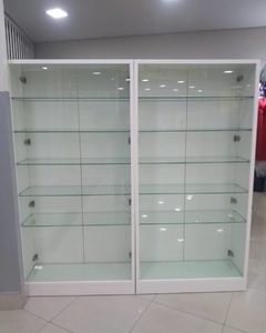Armario vitrine com prateleira de vidro e porta de canaletado MDF branco cód.carli - loja online