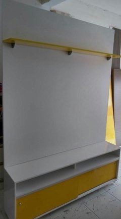 Painel para TV e Rack MDF Branco e amarelo com rodízios .cód J011