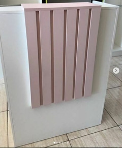 Balcão caixa MDF branco com ripado rosa milkshake cód.kalr