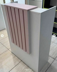 Balcão caixa MDF branco com ripado rosa milkshake cód.kalr - Balcão Sob Medida, Painel Canaletado Sob Medida, Armário Colméia Sob Medida