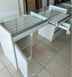 Mesa expositora para óculos otica MDF branco com vidro cód.84297 - loja online