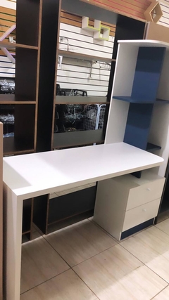 Mesa 2 gavetas com armario prateleira home office MDF branco c/ amadeirado cód. iqtr - comprar online