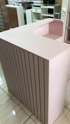 Balcão em L ripado MDF rosa milkshake cód.melk - Balcão Sob Medida, Painel Canaletado Sob Medida, Armário Colméia Sob Medida