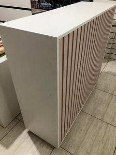 Balcão caixa ripado MDF branco com rosa milkshake cód.mulk - Balcão Sob Medida, Painel Canaletado Sob Medida, Armário Colméia Sob Medida