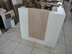 Balcão caixa em L MDF branco acabamento amadeirado cód.p09