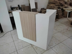 Balcão caixa em L MDF branco acabamento amadeirado cód.p09 - comprar online