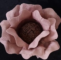 fabric-flower-wrappers-for-wedding-sweets