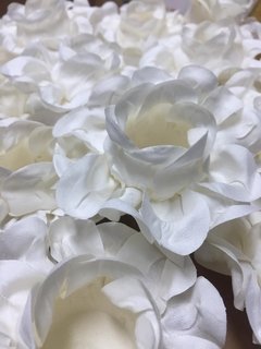 fabric-flower-wrapper-for-wedding-of-white-isis