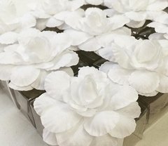 mini-decorative-flower-made-of-fabric-pequena