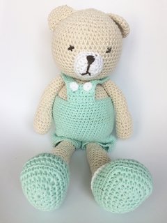 Muñeco tejido crochet de apego - Oso con jardinero amigurumi