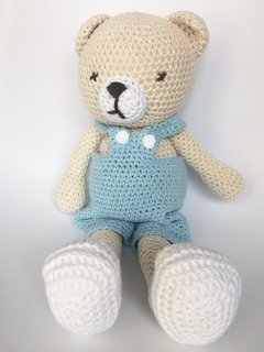 Imagen de Muñeco tejido crochet de apego - Oso con jardinero amigurumi