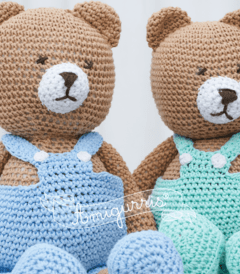 Muñeco tejido crochet de apego - Oso con jardinero amigurumi