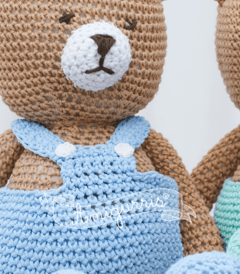 Muñeco tejido crochet de apego - Oso con jardinero amigurumi en internet