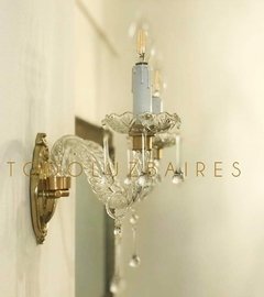 Aplique de pared de 2 luces con base de bronce dorada y brazo de vidrio - TodoLuzBaires