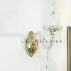 Aplique de pared de 1 luz con base de bronce dorada y brazo de vidrio