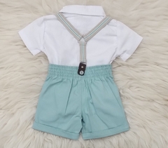 Conjunto Leley 0086 com camisa branca e bermuda verde, visto pela parte de trás, com suspensórios.