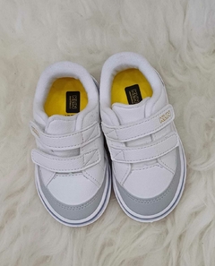 Imagem dos tênis Klin Freestyle Baby, brancos com detalhes cinzas e fecho em velcro.