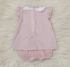 Macacão curto de bebê na cor rosa com detalhes em babados e gola, ideal para o verão.