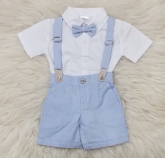 Conjunto infantil Leley 0029 com camisa branca, suspensórios e short azul claro.