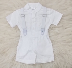 Conjunto Leley de roupa infantil, cor branca, com suspensórios e detalhes em botões.