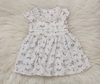 Vestido infantil Branco com estampa de flores em tons de rosa e detalhe em babado no decote.