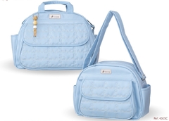 Conjunto de bolsas nas cores azul claro, incluindo uma bolsa grande e uma bolsa pequena, com detalhes em relevo e alças.