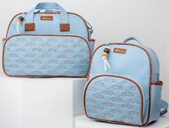 Conjunto de bolsa grande e mochila em tom azul com detalhes em marrom e estampa de carros.