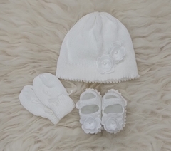 Conjunto de 3 peças para bebês, incluindo um gorro branco, luvas e sapatinhos, todos decorados com flores.