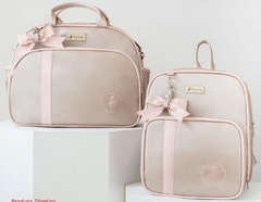 Conjunto de bolsa grande e mochila Veneza em tom bege com laços rosa claro.