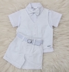 Conjunto Leley: roupa infantil branca com camisa, colete e shorts, acompanhado de gravata borboleta e cinto.