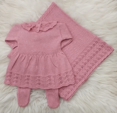 Saída de maternidade Yasmin em rosa, composta por um vestido com calça e uma manta combinando.