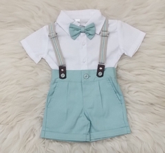 Conjunto infantil Leley 0086 com camisa branca, suspensório e calça curta na cor verde água.