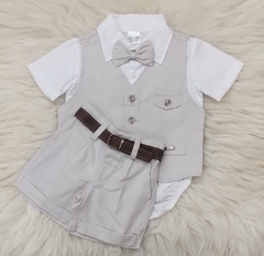 Conjunto Leley 0089 infantil, composto por body branco, colete palha e bermuda palha com cinto marrom.