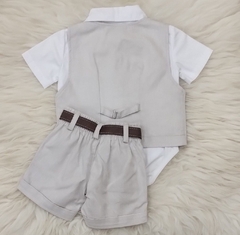 Conjunto infantil Leley 0089 com corpo branco, colete cinza e bermuda palha, ideal para ocasiões especiais.