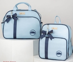 Conjunto Bolsa G e Mochila Veneza na cor azul, com detalhes em laços e estampas de carro.